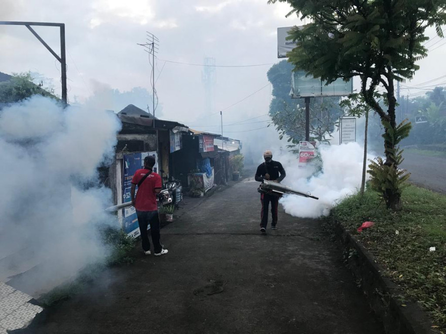 FOGGING RUTIN DI DESA PANDAK BANDUNG: UPAYA EFEKTIF DALAM MENGENDALIKAN PENYAKIT MENULAR (DBD)